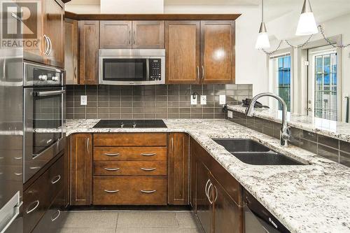 401, 70 Royal Oak Plaza Nw, Calgary, AB - Indoor Photo Showing Kitchen With Double Sink With Upgraded Kitchen