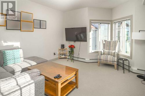 401, 70 Royal Oak Plaza Nw, Calgary, AB - Indoor Photo Showing Living Room