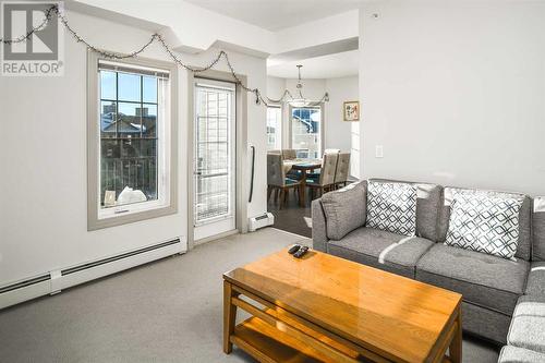 401, 70 Royal Oak Plaza Nw, Calgary, AB - Indoor Photo Showing Living Room