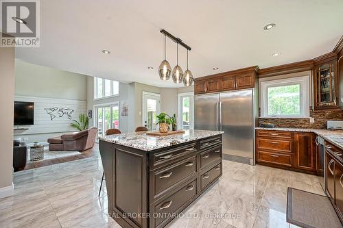 6769 Deer Run Place N, Ottawa, ON - Indoor Photo Showing Kitchen With Upgraded Kitchen