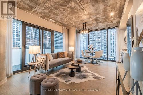 1806 - 11 Charlotte Street, Toronto, ON - Indoor Photo Showing Living Room