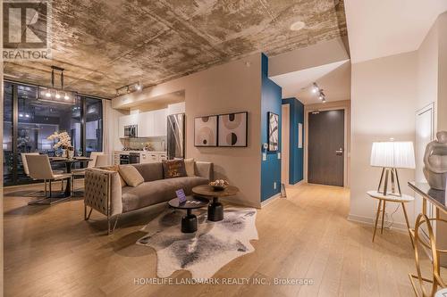 1806 - 11 Charlotte Street, Toronto, ON - Indoor Photo Showing Living Room