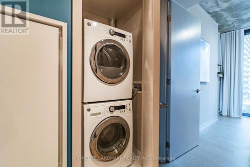 1806 - 11 Charlotte Street, Toronto, ON - Indoor Photo Showing Laundry Room