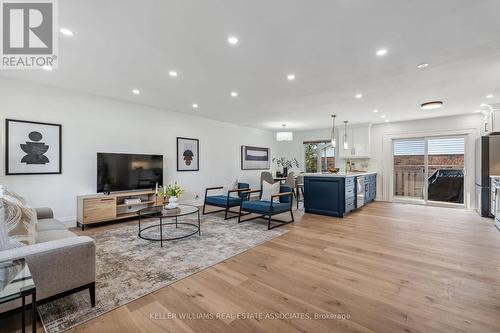 20 Suburban Drive, Mississauga, ON - Indoor Photo Showing Living Room