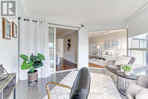 913 - 705 King Street W, Toronto, ON - Indoor Photo Showing Living Room