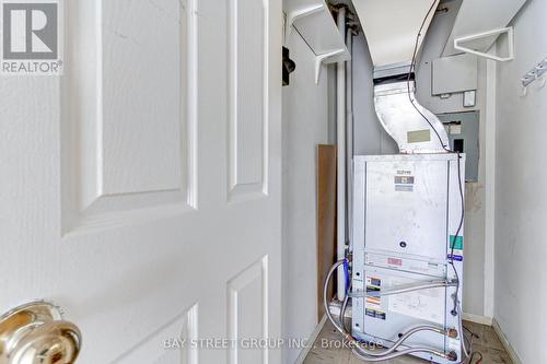 913 - 705 King Street W, Toronto, ON - Indoor Photo Showing Laundry Room