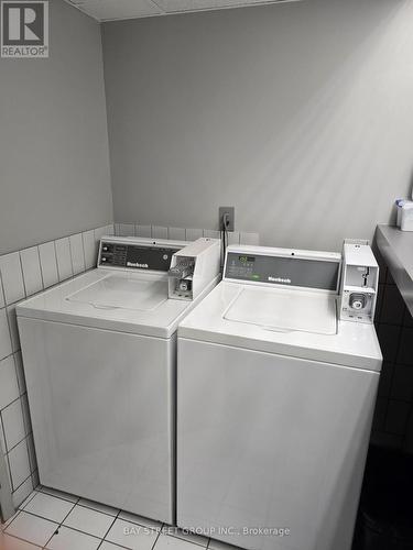 913 - 705 King Street W, Toronto, ON - Indoor Photo Showing Laundry Room