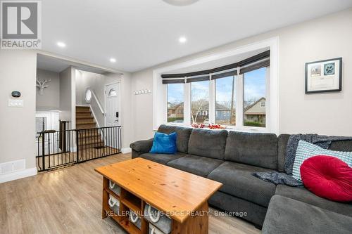 678 Brighton Avenue, Hamilton, ON - Indoor Photo Showing Living Room