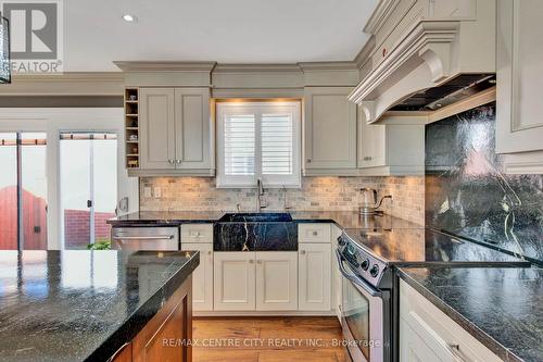 3129 Sandcliffe Court, Burlington (Headon), ON - Indoor Photo Showing Kitchen With Upgraded Kitchen