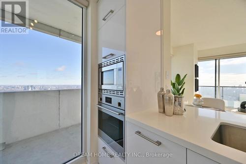 5303 - 2221 Yonge Street, Toronto, ON - Indoor Photo Showing Kitchen