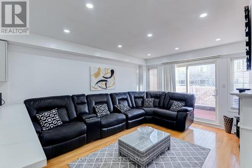 55 Wilkes Crescent, Toronto, ON - Indoor Photo Showing Living Room