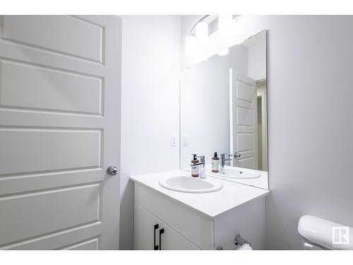 5016 Kinney Li Sw, Edmonton, AB - Indoor Photo Showing Bathroom