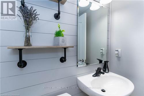 29 Appleby Street, Kitchener, ON - Indoor Photo Showing Bathroom