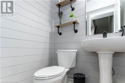 29 Appleby Street, Kitchener, ON - Indoor Photo Showing Bathroom