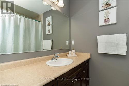 29 Appleby Street, Kitchener, ON - Indoor Photo Showing Bathroom