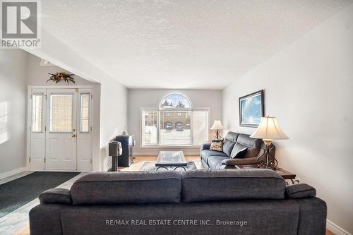 96 Bluerock Crescent, Cambridge, ON - Indoor Photo Showing Living Room