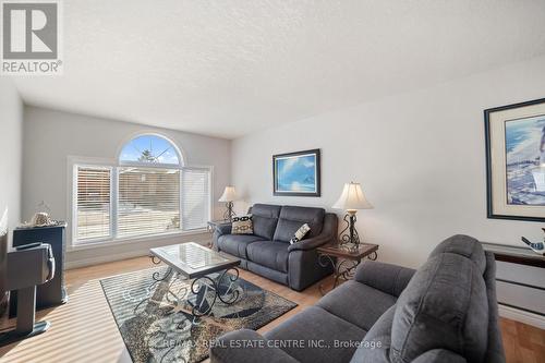 96 Bluerock Crescent, Cambridge, ON - Indoor Photo Showing Living Room