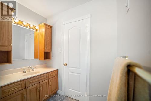 96 Bluerock Crescent, Cambridge, ON - Indoor Photo Showing Bathroom