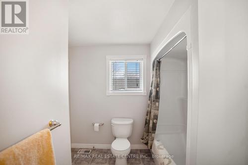 96 Bluerock Crescent, Cambridge, ON - Indoor Photo Showing Bathroom