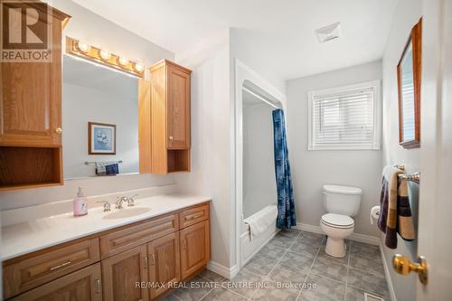 96 Bluerock Crescent, Cambridge, ON - Indoor Photo Showing Bathroom