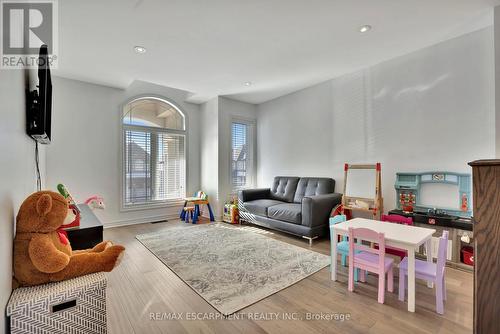 158 Greti Drive, Hamilton, ON - Indoor Photo Showing Living Room