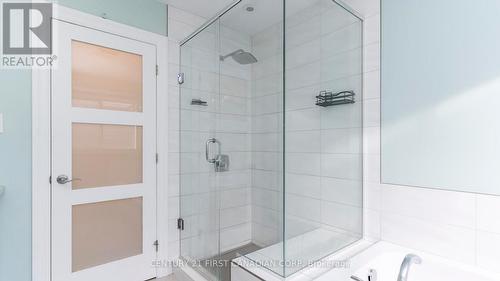 2005 Wateroak Drive, London, ON - Indoor Photo Showing Bathroom