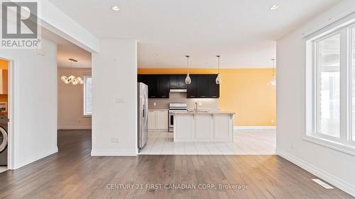 2005 Wateroak Drive, London, ON - Indoor Photo Showing Kitchen