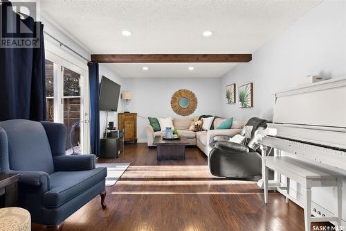 223 Sunset Drive, Regina, SK - Indoor Photo Showing Living Room