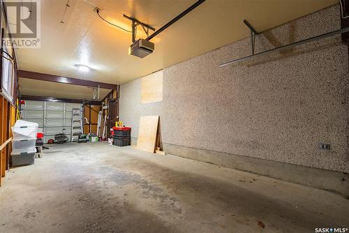 18 Hoeschen Crescent, Saskatoon, SK - Indoor Photo Showing Garage