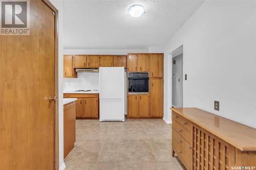 18 Hoeschen Crescent, Saskatoon, SK - Indoor Photo Showing Kitchen