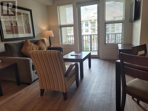 4200 Lakeshore Drive Unit# 211, Osoyoos, BC - Indoor Photo Showing Living Room