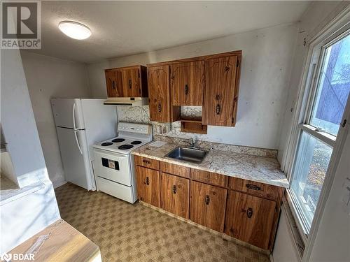 28 Harrison Avenue, Hamilton, ON - Indoor Photo Showing Kitchen