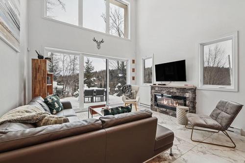 Salon - 220 Rue De L'Everest, La Conception, QC - Indoor Photo Showing Living Room With Fireplace