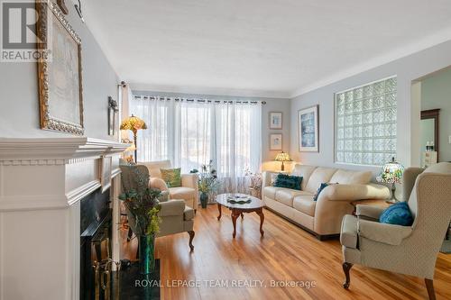 790 Hamlet Road, Ottawa, ON - Indoor Photo Showing Living Room