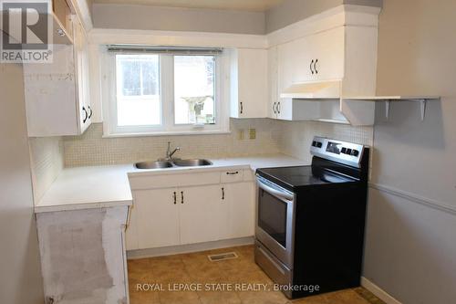 664 Chestnut Place, Burlington, ON - Indoor Photo Showing Kitchen With Double Sink