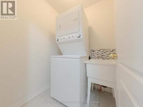 1427 Granrock Crescent, Mississauga, ON - Indoor Photo Showing Laundry Room