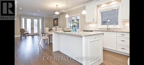 1033 Shaw Drive, Mississauga, ON - Indoor Photo Showing Kitchen With Upgraded Kitchen