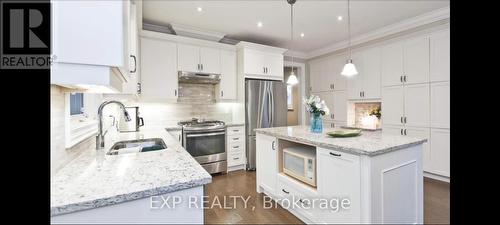 1033 Shaw Drive, Mississauga, ON - Indoor Photo Showing Kitchen With Upgraded Kitchen