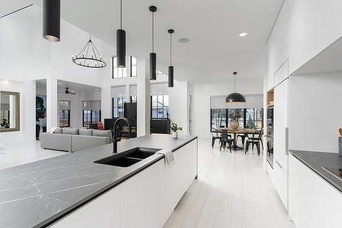 518 Bower Boulevard, Winnipeg, MB - Indoor Photo Showing Kitchen With Double Sink