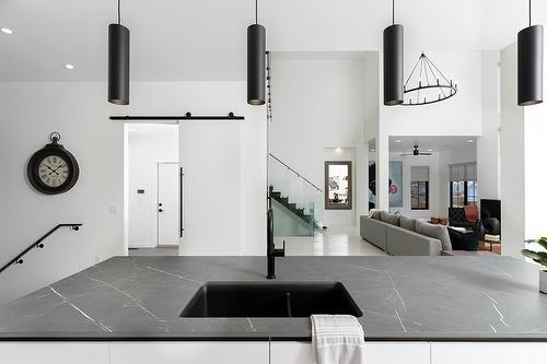 518 Bower Boulevard, Winnipeg, MB - Indoor Photo Showing Kitchen With Double Sink