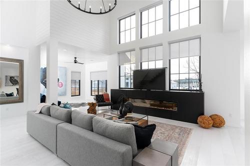 518 Bower Boulevard, Winnipeg, MB - Indoor Photo Showing Living Room With Fireplace