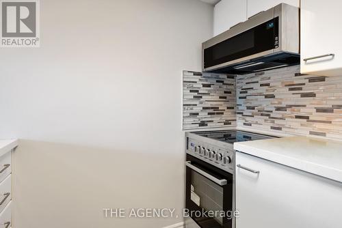 3301 - 38 Elm Street, Toronto, ON - Indoor Photo Showing Kitchen