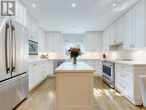 37 Bobwhite Crescent, Toronto, ON - Indoor Photo Showing Kitchen With Upgraded Kitchen