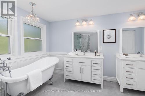 2 Harpers Croft, Markham, ON - Indoor Photo Showing Bathroom