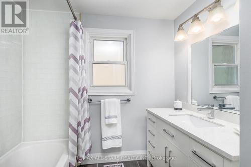 2 Harpers Croft, Markham, ON - Indoor Photo Showing Bathroom