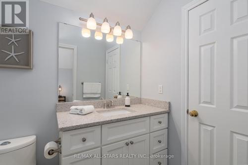 2 Harpers Croft, Markham, ON - Indoor Photo Showing Bathroom