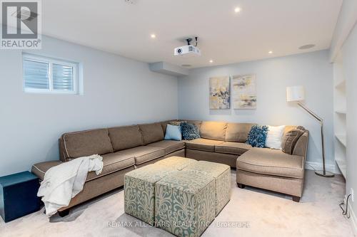 2 Harpers Croft, Markham, ON - Indoor Photo Showing Living Room