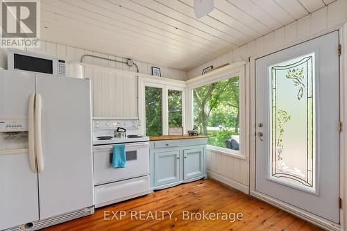 21 Lake Drive E, Georgina, ON - Indoor Photo Showing Kitchen