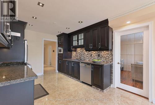 2857 Termini Terrace, Mississauga (Central Erin Mills), ON - Indoor Photo Showing Kitchen With Upgraded Kitchen