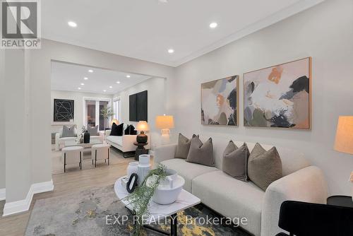 746 Greycedar Crescent, Mississauga, ON - Indoor Photo Showing Living Room